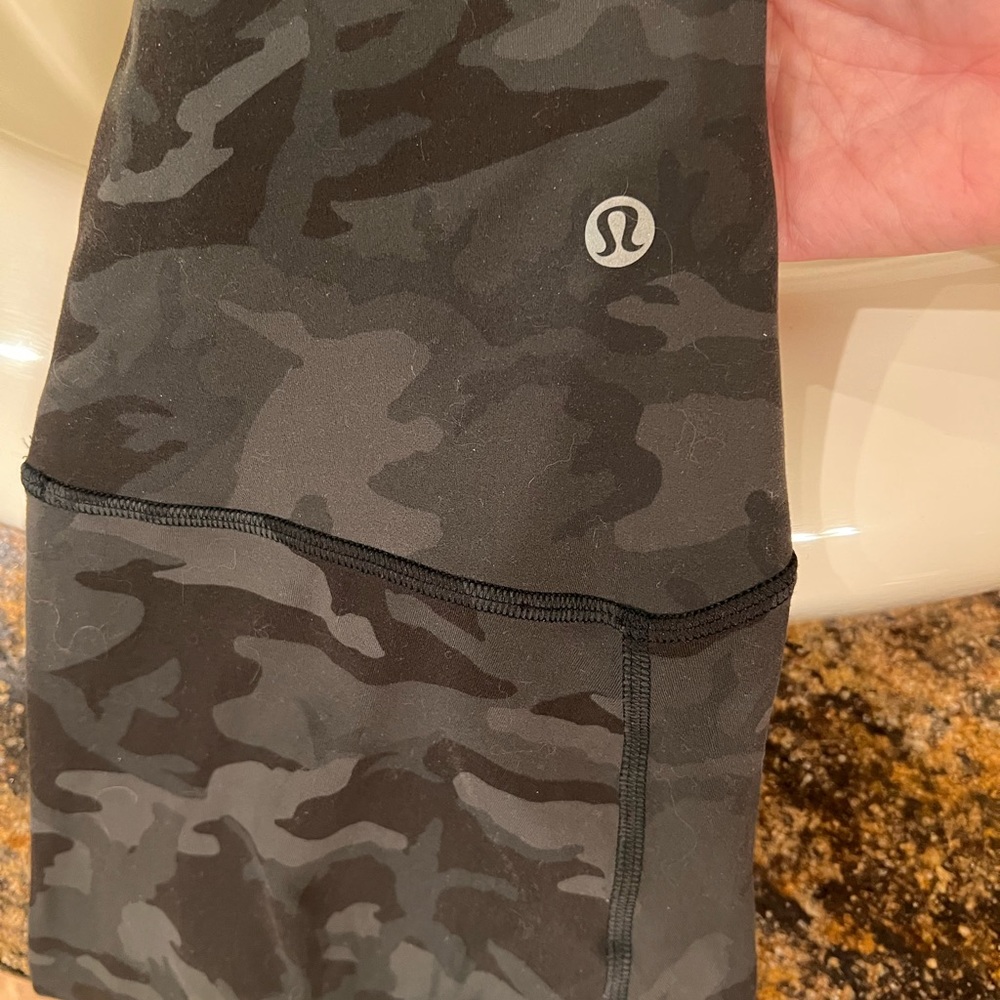 Lululemon high rise align leggings size 2 28in length barely worn.